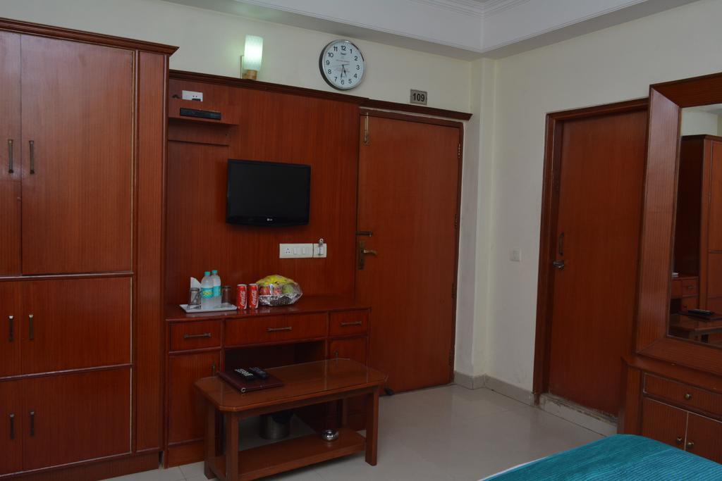 Airport Hotel Vishal Residency Нью-Дели Экстерьер фото
