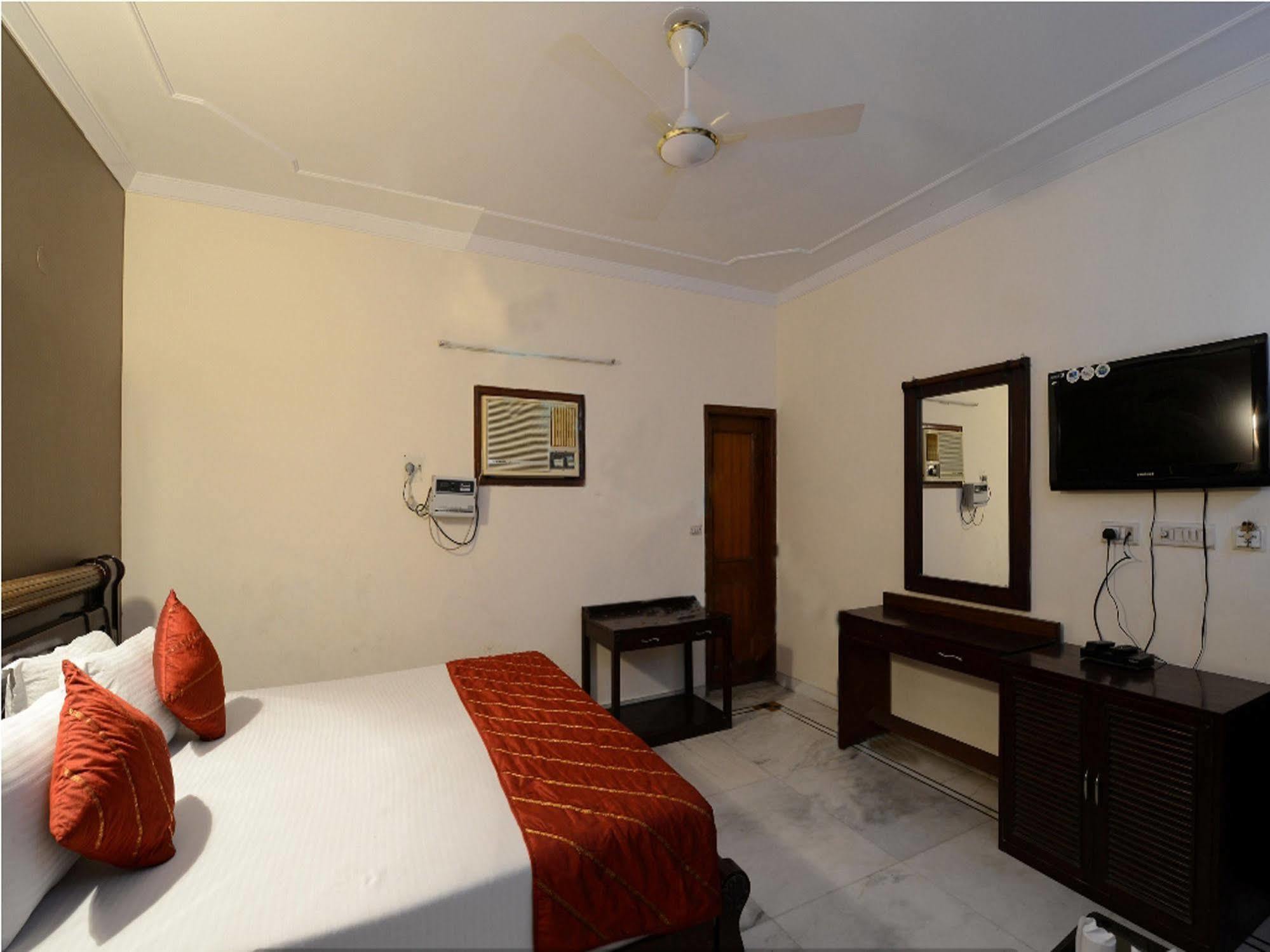 Airport Hotel Vishal Residency Нью-Дели Экстерьер фото